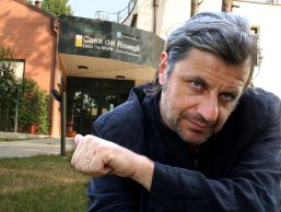 L'attore e scrittore Alessandro Bergonzoni, testimonial da sempre degli Amici di Luca, davanti alla Casa dei Risvegli Luca De Nigris di Bologna