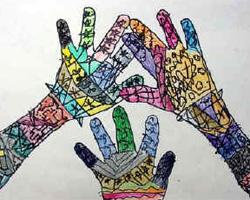 Mani variopinte sopra ad un'altra mano, immagine che simboleggia l'amministrazione di sostegno