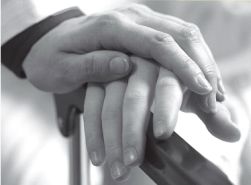 Foto in bianco nero della mano di una persona sopra a un'altra mano