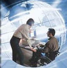 Realizzazione fotografica di persona in carrozzina insieme a persona non disabile, dentro a una bolla di vetro