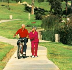 Due persone anziani, una a piedi e l'altra in bicicletta