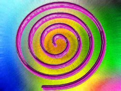 Immagine astratta di una spirale lilla su sfondo di vari colori: simboleggia l'arte terapia