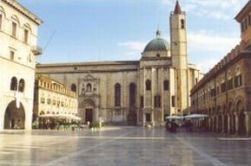 Piazza del Popolo, nel cuore di Ascoli Piceno