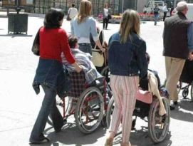 Due donne assistono due persone con disabilità