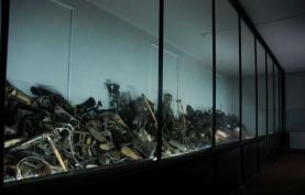Una terribile immagine del «Block 5», settore del Museo di Auschwitz dove sono ammassati gli ausili ortopedici delle persone soppresse nelle camere a gas
