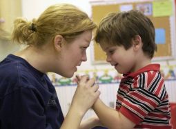 Giovane madre insieme al figlio con autismo