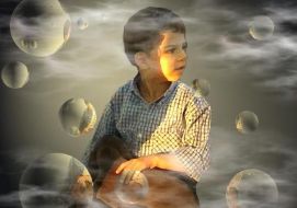 Immagine sfuocata di ragazzo in mezzo a delle bolle (foto di C. Lopes)