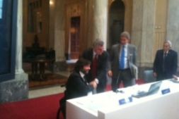 L'incontro tra il presidente della FISH Pietro Barbieri e l'amministratore delegato delle Ferrovie dello Stato Mauro Moretti