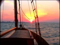 Prua di imbarcazione con il tramonto sullo sfondo