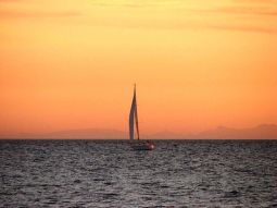 Barca a vela sul mare al tramonto