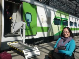 Maddalena Botta a fianco della rampa elettrica che consente facilmente di accedere al treno Tampere-Helsinki