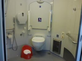 L'interno del bagno del treno è completamente attrezzato per le persone con disabilità, oltre che essere fornito di un fasciatoio per i bambini