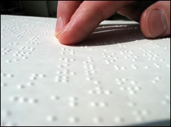 Una pagina con scrittura Braille