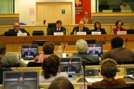 Il tavolo dei relatori a Bruxelles