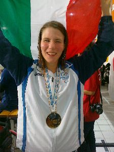 Cecilia Camellini festeggia la vittoria e il record mondiale