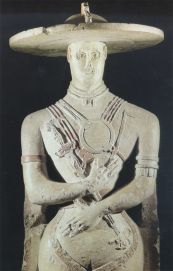 Il Guerriero di Capestrano, rinvenuto nella Valle del Tirino e conservato nel Museo Archeologico Nazionale d'Abruzzo di Chieti, è una delle statue più famose ed enigmatiche dell'antica cultura italica 