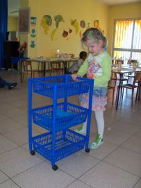 La bimba romena protagonista del progetto «Dal bozzolo alla farfalla», che ha vinto il concorso «Le chiavi di Scuola 2009» per la scuola dell'infanzia