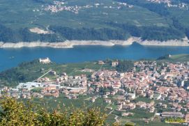 Un'immagine di Cles (Trento), al centro della Val di Non. Sullo sfondo il Lago di Santa Giustina