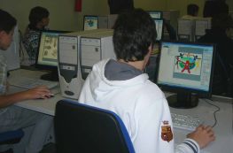 Giovani davanti al computer