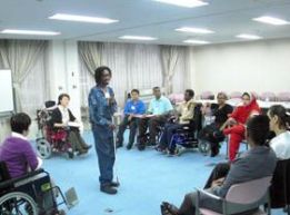 Un incontro di consulenza alla pari tra persone con disabilità