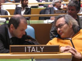 31 marzo 2007: l'allora ministro Paolo Ferrero insieme a Giampiero Griffo di DPI (Disabled Peoples' International), in occasione della firma da parte dell'Italia della Convenzione (foto di Giulio Fazzi)