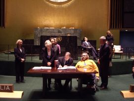 Il ministro Paolo Ferrero firma, assieme a Giampiero Griffo (DPI), il testo della Convenzione ONU sui Diritti delle Persone con Disabilità (New York, 30 marzo 2007)