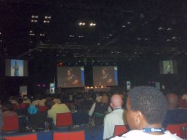 Quattro schermi riprendono il palco a Durban, con i due laterali dedicati alla traduzione nella lingua dei segni sudafricana e in inglese internazionale