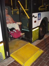 Giampiero Griffo esce da uno degli autobus accessibili di Durban