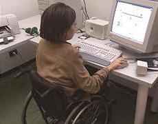 Persona con disabilità lavora al computer