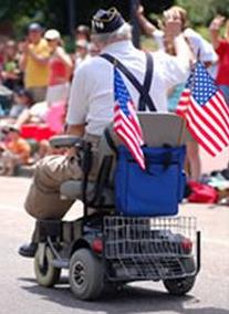 Persona con disabilità statunitense, con bandierine sulla carrozzina