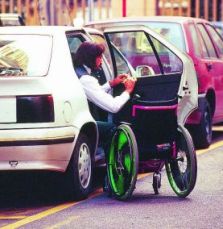 Persona con disabilità scende da un'auto