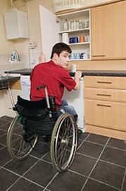 Persona con disabilità in cucina