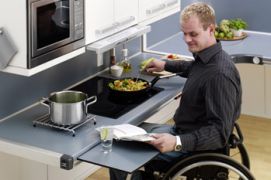 Persona con disabilità in cucina