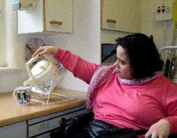Donna con disabilità in cucina