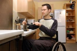 Giovane con disabilità in cucina