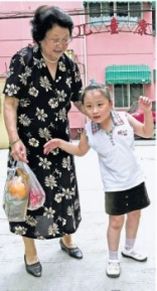 Bimba cinese con disabilità insieme ad una parente adulta