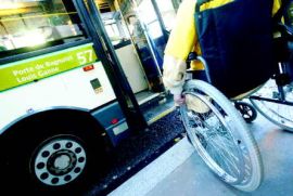 Persona con disabilità ferma davanti ad un autobus non accessibile