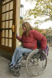 Donna con disabilità entra in un edificio