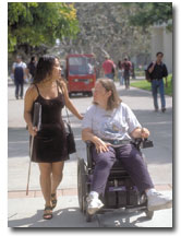 Donna con disabilità insieme ad assistente