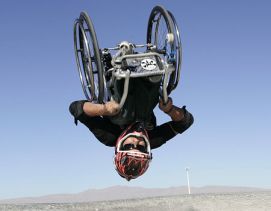 Uomo con disabilità in volo, a testa rovesciata