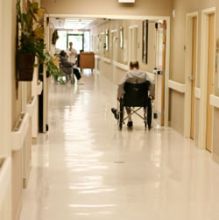 Persona con disabilità in un corridoio di ospedale