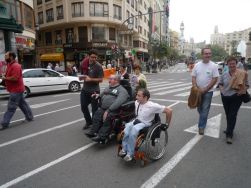 Persone con disabilità che protestano insieme a persone non disabili