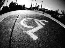 Marchio con disabilità fotografato sull'asfalto con il grandangolo, in bianco e nero