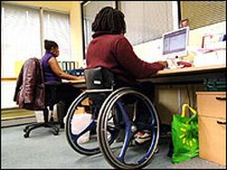 Donna con disabiliotà al lavoro al computer
