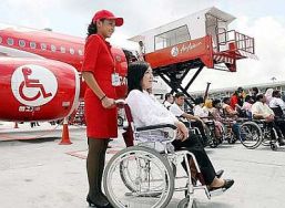 Persone con disabilità vicino a un aereo
