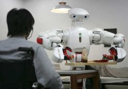 Sperimentazioni con Twendy-One, robot realizzato in Giappone, per supportare le persone con disabilità e quelle anziane