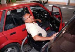 Persona con disabilità sale in auto