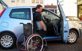 Persona con disabilità sale in un'auto