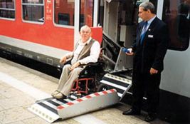 Persona con disabilità scende da un treno tramite un sollevatore