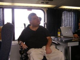 Persona con disabilità che scende da un treno